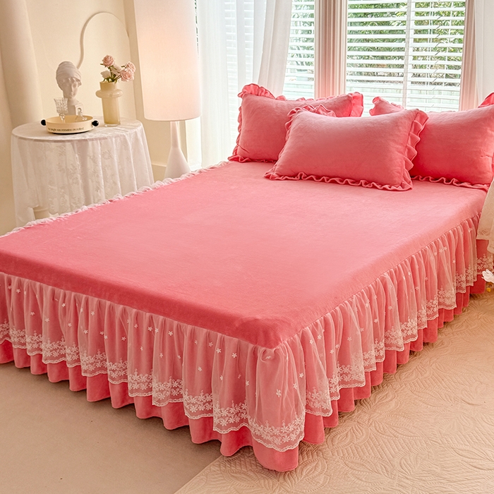 91家纺网 家纺一手货源 找家纺 （总）优家居 2025秋冬高克重牛奶绒床裙纯色蕾丝边花边刺绣法式公主风床罩床盖