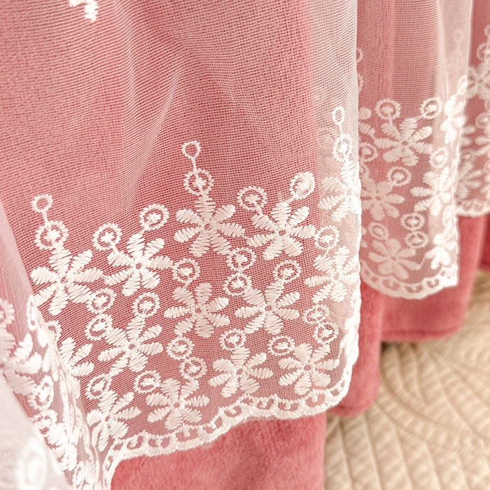 91家纺网 家纺一手货源 找家纺 优家居 2025秋冬高克重牛奶绒床裙纯色蕾丝边花边刺绣法式公主风床罩床盖 浅豆沙