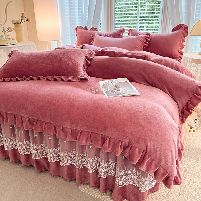 91家纺网 家纺一手货源 找家纺 优家居 2025秋冬高克重牛奶绒床裙款四件套纯色蕾丝边花边刺绣法式公主风床裙款被套 浅豆沙