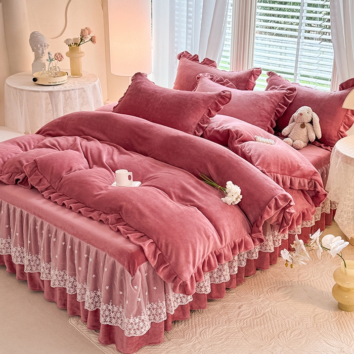 91家纺网 家纺一手货源 找家纺 优家居 2025秋冬高克重牛奶绒床裙款四件套纯色蕾丝边花边刺绣法式公主风床裙款被套 浅豆沙