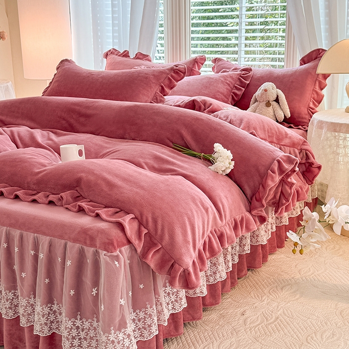 91家纺网 家纺一手货源 找家纺 优家居 2025秋冬高克重牛奶绒床裙款四件套纯色蕾丝边花边刺绣法式公主风床裙款被套 浅豆沙
