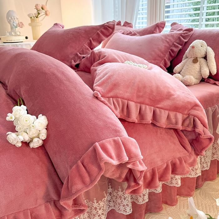 91家纺网 家纺一手货源 找家纺 优家居 2025秋冬高克重牛奶绒床裙款四件套纯色蕾丝边花边刺绣法式公主风床裙款被套 浅豆沙