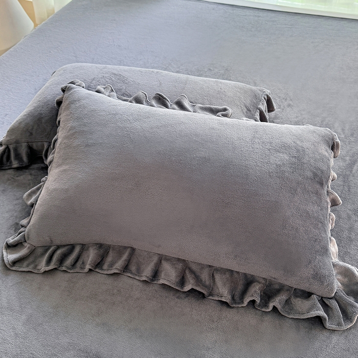 91家纺网 家纺一手货源 找家纺 优家居 2025秋冬高克重牛奶绒床裙纯色蕾丝边花边刺绣法式公主风床罩床盖 冰川灰