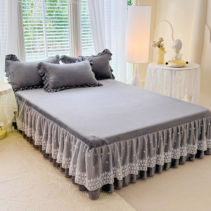 91家纺网 家纺一手货源 找家纺 优家居 2025秋冬高克重牛奶绒床裙纯色蕾丝边花边刺绣法式公主风床罩床盖 冰川灰