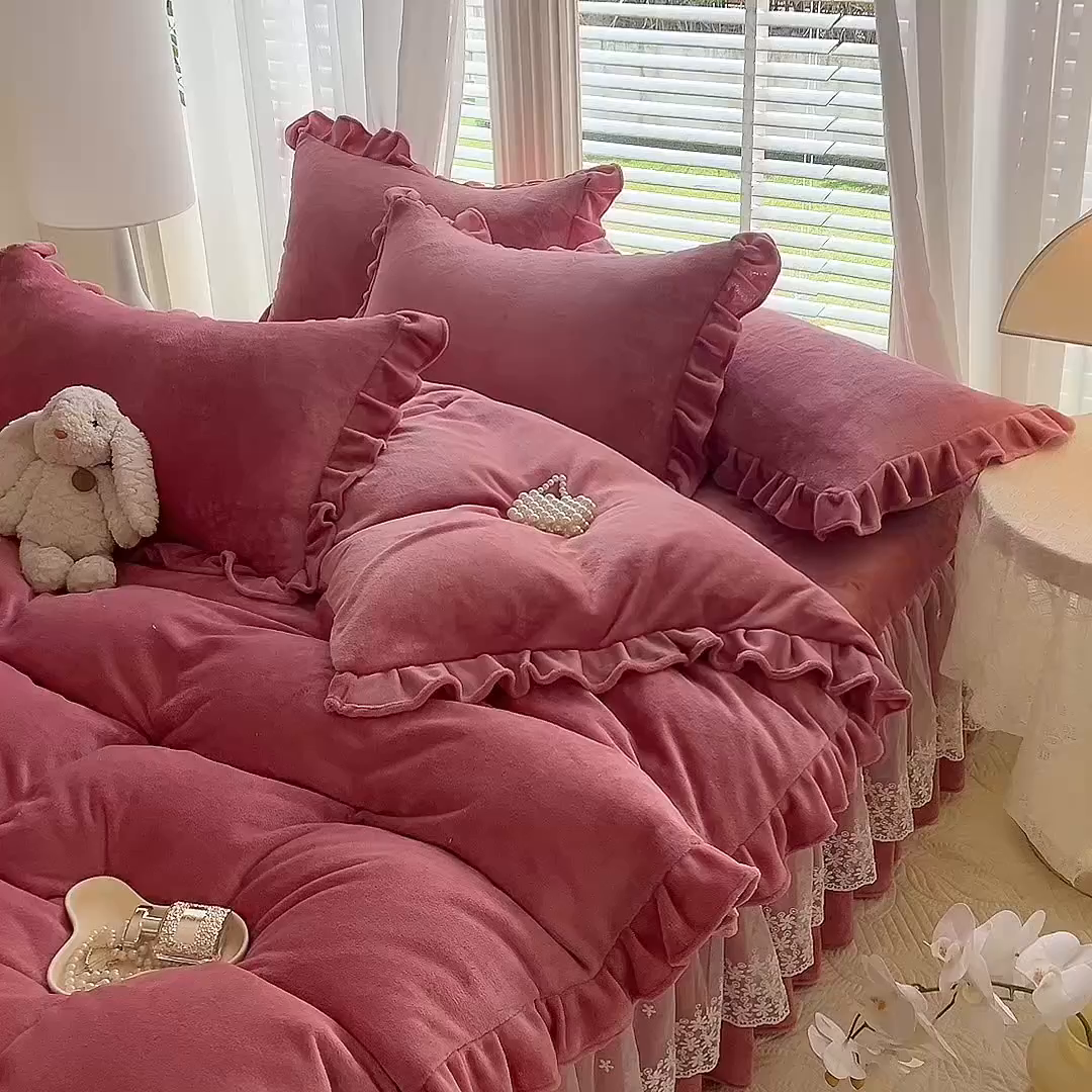 91家纺网 家纺一手货源 找家纺 优家居 2025秋冬高克重牛奶绒床裙款四件套纯色蕾丝边花边刺绣法式公主风床裙款被套 浅豆沙