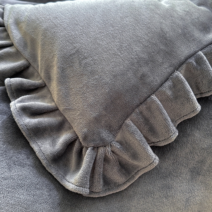 91家纺网 家纺一手货源 找家纺 优家居 2025秋冬高克重牛奶绒床裙纯色蕾丝边花边刺绣法式公主风床罩床盖 冰川灰