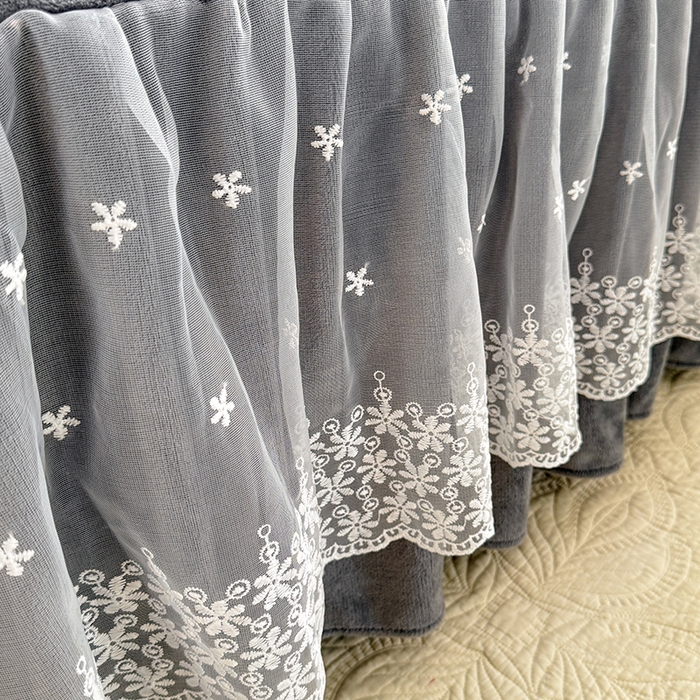 91家纺网 家纺一手货源 找家纺 优家居 2025秋冬高克重牛奶绒床裙纯色蕾丝边花边刺绣法式公主风床罩床盖 冰川灰