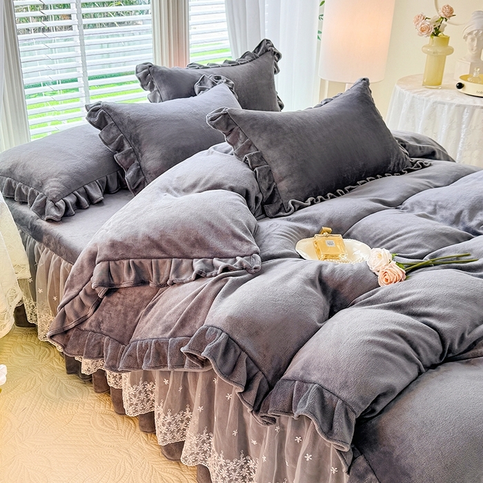 91家纺网 家纺一手货源 找家纺 优家居 2025秋冬高克重牛奶绒床裙款四件套纯色蕾丝边花边刺绣法式公主风床裙款被套 冰川灰