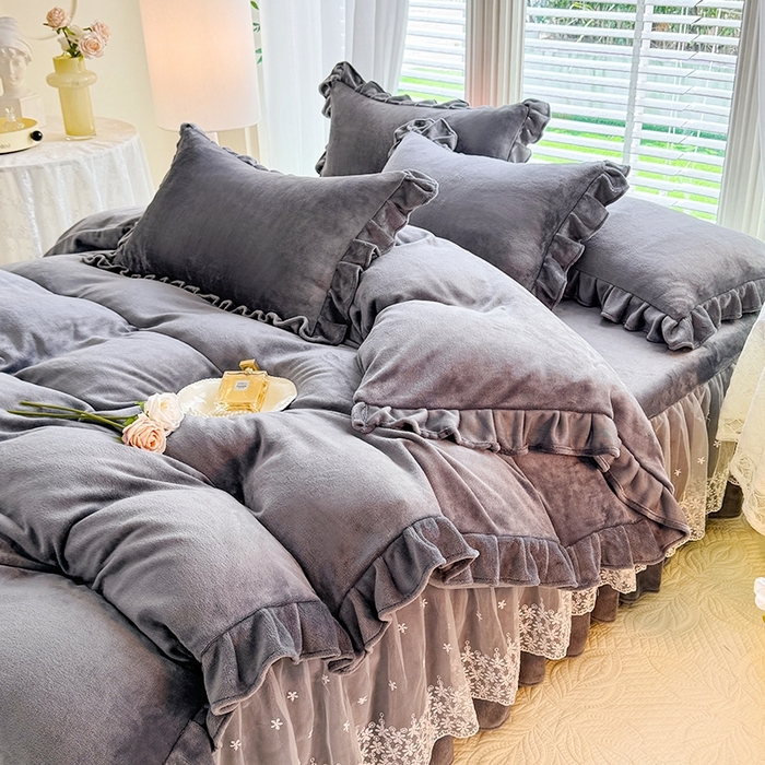 91家纺网 家纺一手货源 找家纺 优家居 2025秋冬高克重牛奶绒床裙款四件套纯色蕾丝边花边刺绣法式公主风床裙款被套 冰川灰