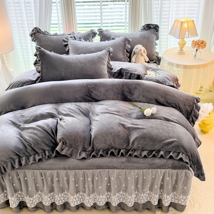 91家纺网 家纺一手货源 找家纺 优家居 2025秋冬高克重牛奶绒床裙款四件套纯色蕾丝边花边刺绣法式公主风床裙款被套 冰川灰
