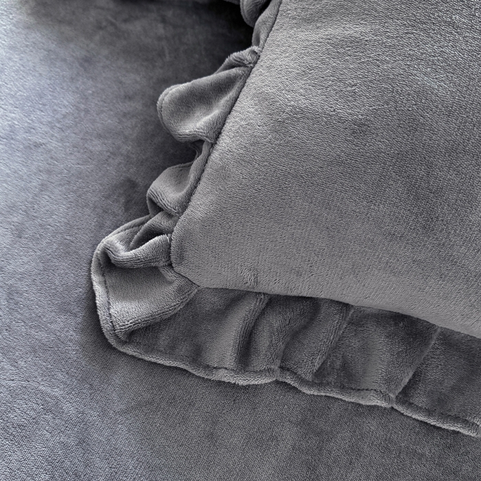 91家纺网 家纺一手货源 找家纺 优家居 2025秋冬高克重牛奶绒床裙款四件套纯色蕾丝边花边刺绣法式公主风床裙款被套 冰川灰