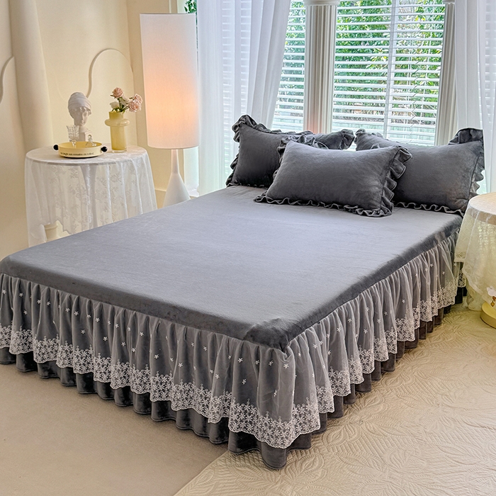 91家纺网 家纺一手货源 找家纺 优家居 2025秋冬高克重牛奶绒床裙款四件套纯色蕾丝边花边刺绣法式公主风床裙款被套 冰川灰