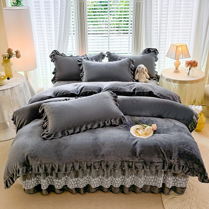 91家纺网 家纺一手货源 找家纺 优家居 2025秋冬高克重牛奶绒床裙款四件套纯色蕾丝边花边刺绣法式公主风床裙款被套 冰川灰