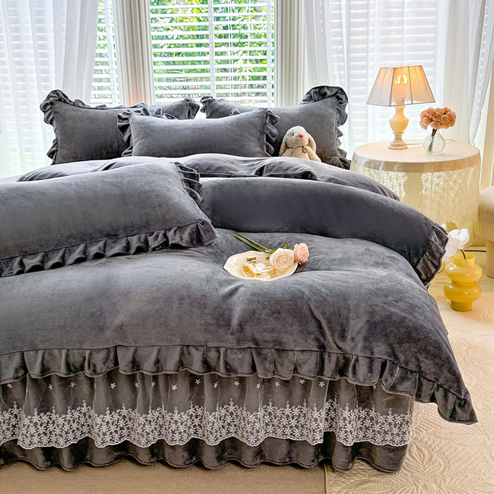 91家纺网 家纺一手货源 找家纺 优家居 2025秋冬高克重牛奶绒床裙款四件套纯色蕾丝边花边刺绣法式公主风床裙款被套 冰川灰