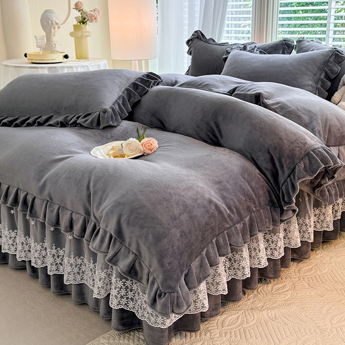 91家纺网 家纺一手货源 找家纺 优家居 2025秋冬高克重牛奶绒床裙款四件套纯色蕾丝边花边刺绣法式公主风床裙款被套 冰川灰