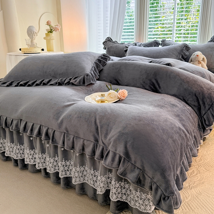 91家纺网 家纺一手货源 找家纺 优家居 2025秋冬高克重牛奶绒床裙款四件套纯色蕾丝边花边刺绣法式公主风床裙款被套 冰川灰