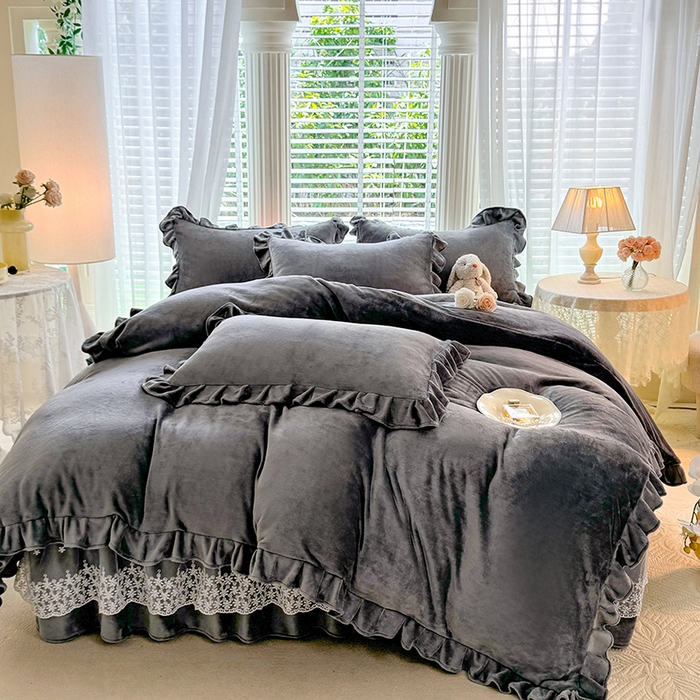 91家纺网 家纺一手货源 找家纺 优家居 2025秋冬高克重牛奶绒床裙款四件套纯色蕾丝边花边刺绣法式公主风床裙款被套 冰川灰