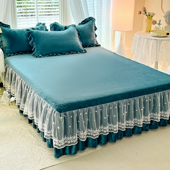 91家纺网 家纺一手货源 找家纺 优家居 2025秋冬高克重牛奶绒床裙纯色蕾丝边花边刺绣法式公主风床罩床盖 灰湖绿