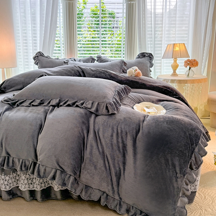 91家纺网 家纺一手货源 找家纺 优家居 2025秋冬高克重牛奶绒床裙款四件套纯色蕾丝边花边刺绣法式公主风床裙款被套 冰川灰