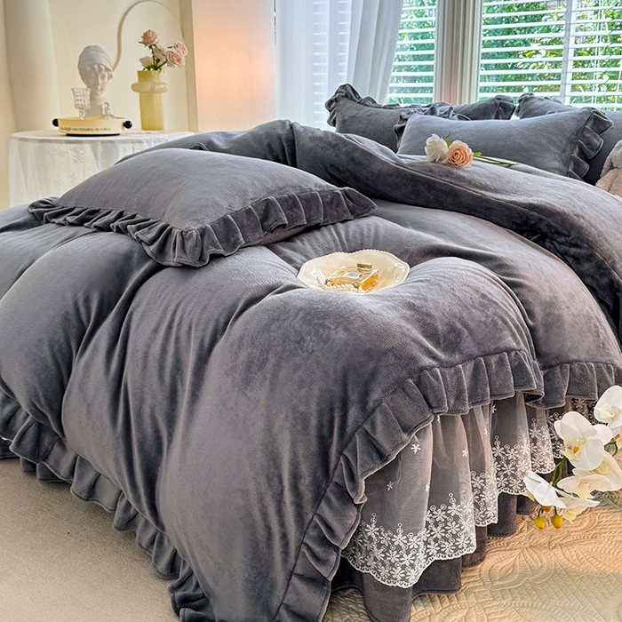 91家纺网 家纺一手货源 找家纺 优家居 2025秋冬高克重牛奶绒床裙款四件套纯色蕾丝边花边刺绣法式公主风床裙款被套 冰川灰