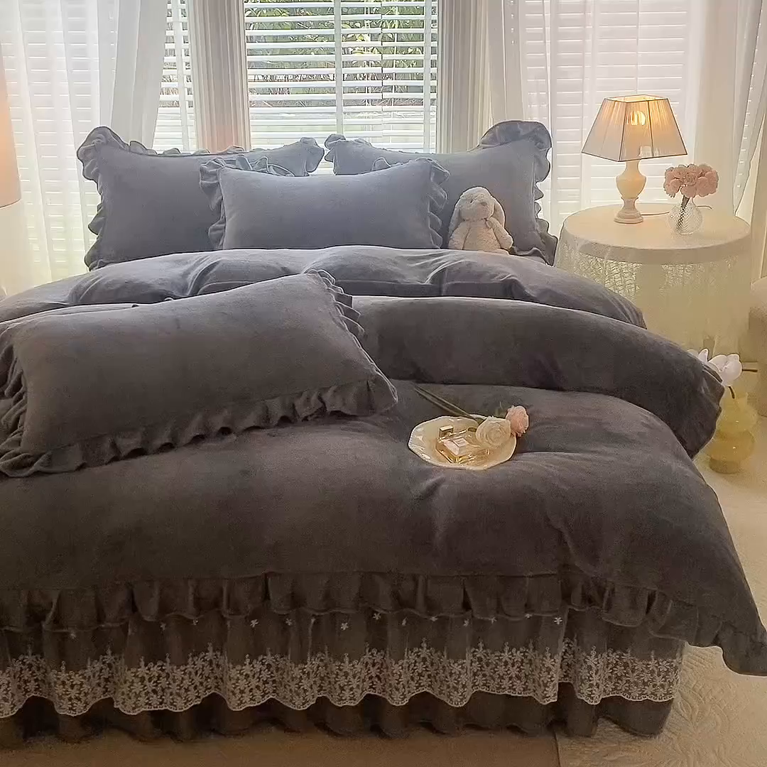 91家纺网 家纺一手货源 找家纺 优家居 2025秋冬高克重牛奶绒床裙款四件套纯色蕾丝边花边刺绣法式公主风床裙款被套 冰川灰