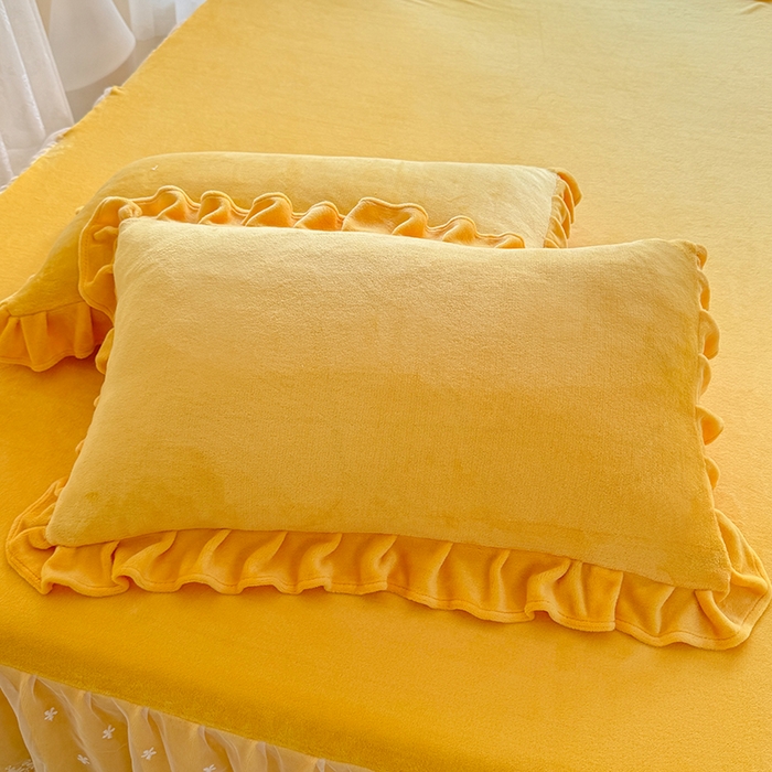 91家纺网 家纺一手货源 找家纺 优家居 2025秋冬高克重牛奶绒床裙纯色蕾丝边花边刺绣法式公主风床罩床盖 奶酪黄