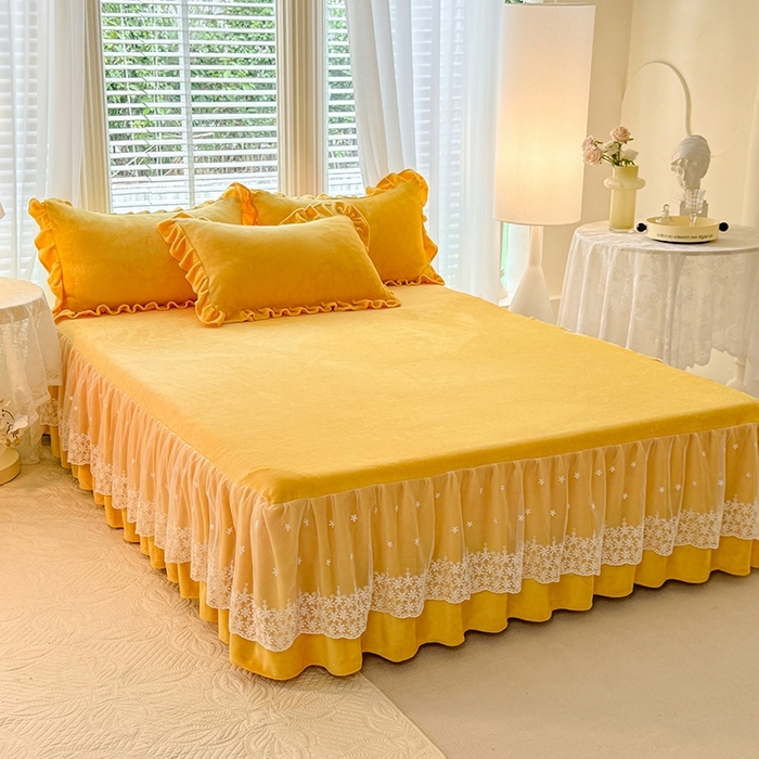 91家纺网 家纺一手货源 找家纺 优家居 2025秋冬高克重牛奶绒床裙纯色蕾丝边花边刺绣法式公主风床罩床盖 奶酪黄