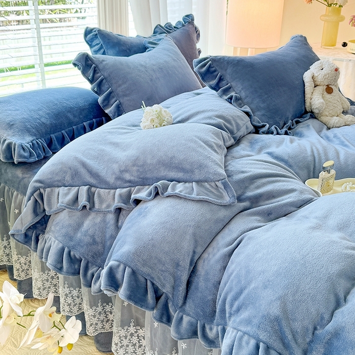 91家纺网 家纺一手货源 找家纺 优家居 2025秋冬高克重牛奶绒床裙款四件套纯色蕾丝边花边刺绣法式公主风床裙款被套 繁星蓝