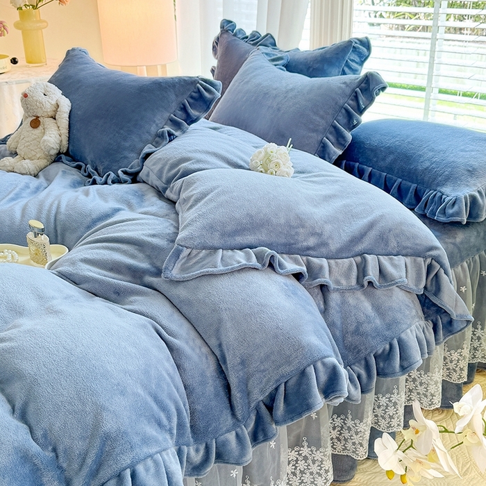 91家纺网 家纺一手货源 找家纺 优家居 2025秋冬高克重牛奶绒床裙款四件套纯色蕾丝边花边刺绣法式公主风床裙款被套 繁星蓝