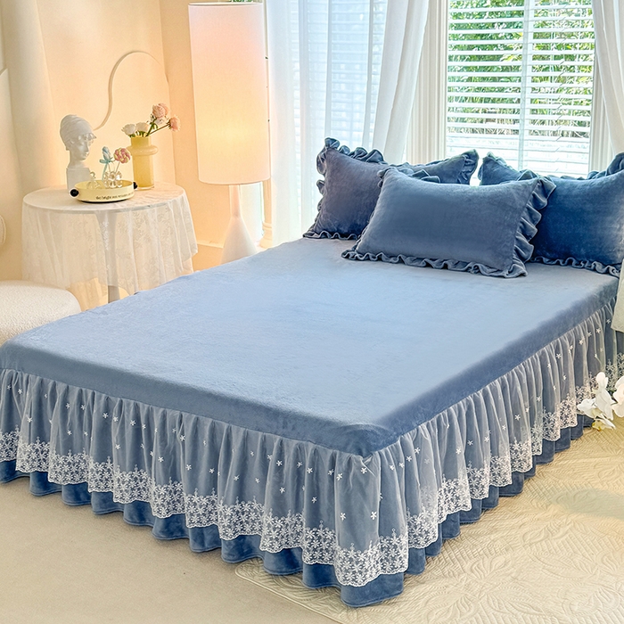 91家纺网 家纺一手货源 找家纺 优家居 2025秋冬高克重牛奶绒床裙款四件套纯色蕾丝边花边刺绣法式公主风床裙款被套 繁星蓝
