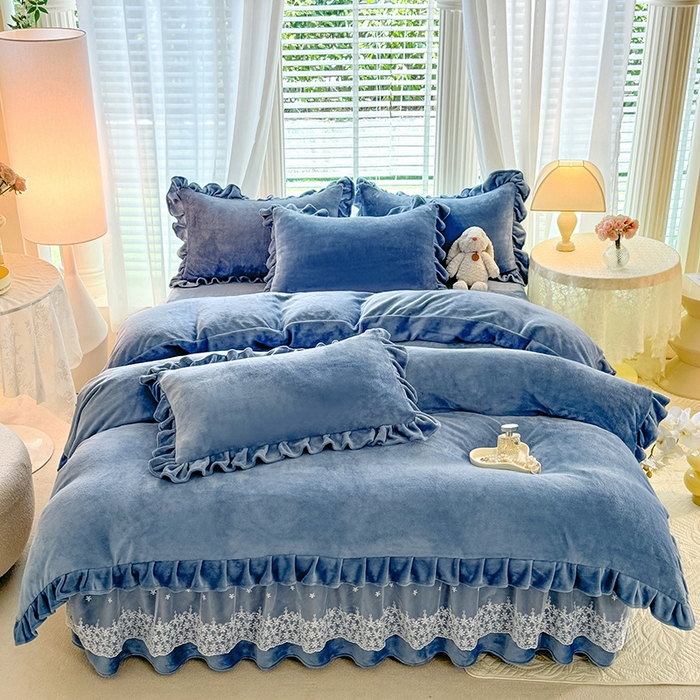 91家纺网 家纺一手货源 找家纺 优家居 2025秋冬高克重牛奶绒床裙款四件套纯色蕾丝边花边刺绣法式公主风床裙款被套 繁星蓝