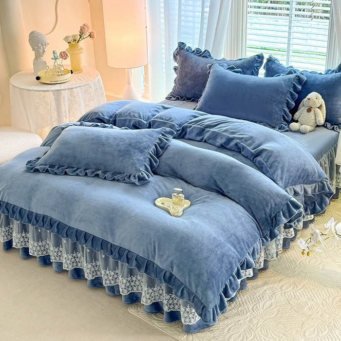 91家纺网 家纺一手货源 找家纺 优家居 2025秋冬高克重牛奶绒床裙款四件套纯色蕾丝边花边刺绣法式公主风床裙款被套 繁星蓝