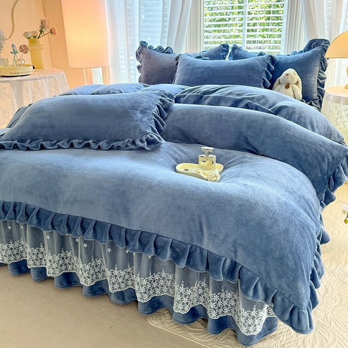 91家纺网 家纺一手货源 找家纺 优家居 2025秋冬高克重牛奶绒床裙款四件套纯色蕾丝边花边刺绣法式公主风床裙款被套 繁星蓝