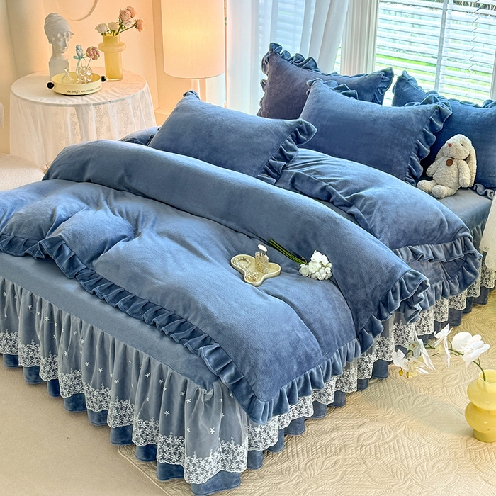 91家纺网 家纺一手货源 找家纺 优家居 2025秋冬高克重牛奶绒床裙款四件套纯色蕾丝边花边刺绣法式公主风床裙款被套 繁星蓝