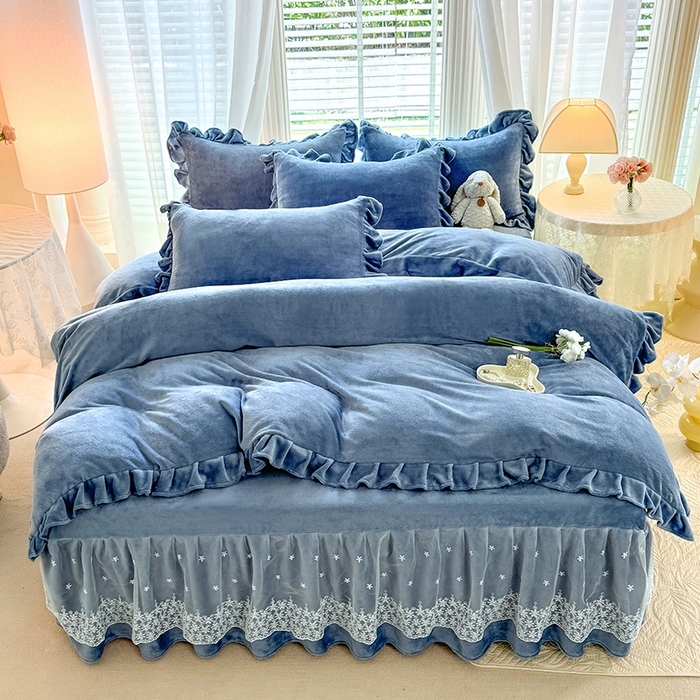 91家纺网 家纺一手货源 找家纺 优家居 2025秋冬高克重牛奶绒床裙款四件套纯色蕾丝边花边刺绣法式公主风床裙款被套 繁星蓝