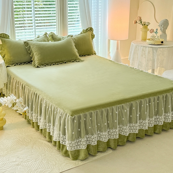 91家纺网 家纺一手货源 找家纺 优家居 2025秋冬高克重牛奶绒床裙纯色蕾丝边花边刺绣法式公主风床罩床盖 清新绿