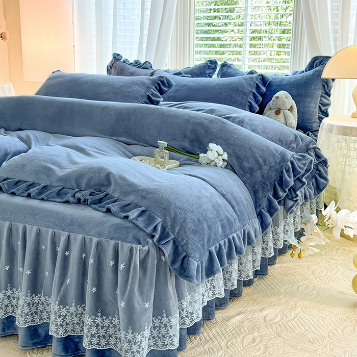 91家纺网 家纺一手货源 找家纺 优家居 2025秋冬高克重牛奶绒床裙款四件套纯色蕾丝边花边刺绣法式公主风床裙款被套 繁星蓝