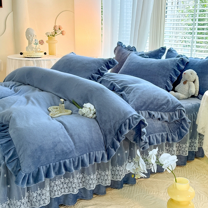 91家纺网 家纺一手货源 找家纺 优家居 2025秋冬高克重牛奶绒床裙款四件套纯色蕾丝边花边刺绣法式公主风床裙款被套 繁星蓝