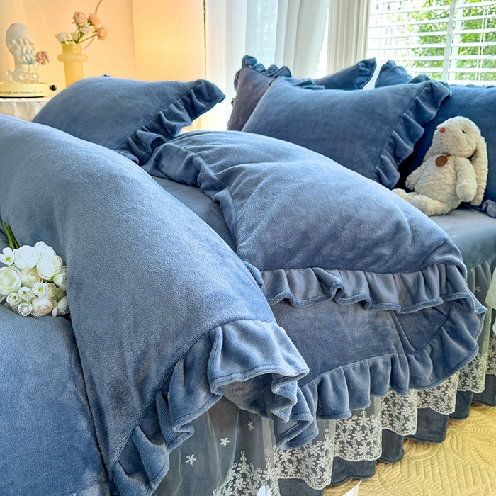 91家纺网 家纺一手货源 找家纺 优家居 2025秋冬高克重牛奶绒床裙款四件套纯色蕾丝边花边刺绣法式公主风床裙款被套 繁星蓝