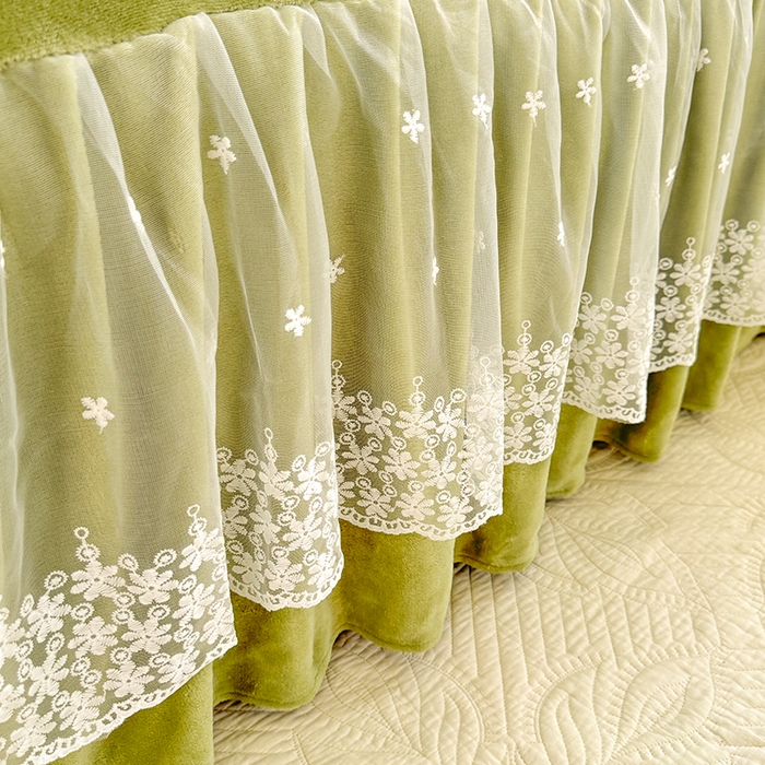 91家纺网 家纺一手货源 找家纺 优家居 2025秋冬高克重牛奶绒床裙纯色蕾丝边花边刺绣法式公主风床罩床盖 清新绿