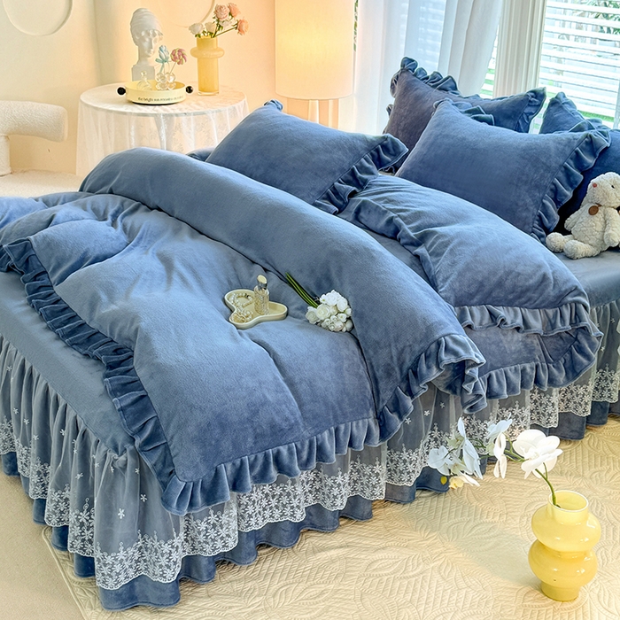 91家纺网 家纺一手货源 找家纺 优家居 2025秋冬高克重牛奶绒床裙款四件套纯色蕾丝边花边刺绣法式公主风床裙款被套 繁星蓝