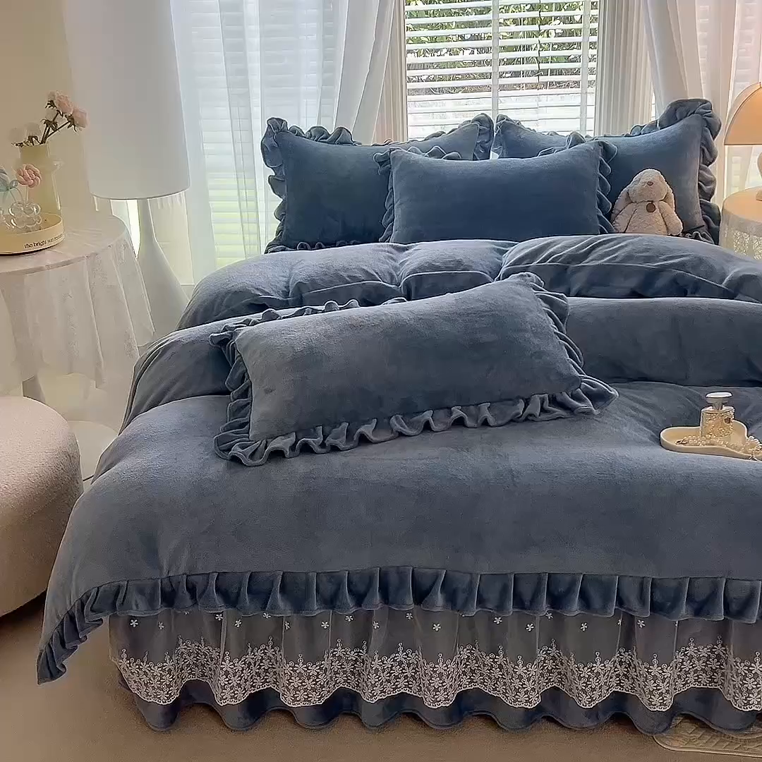 91家纺网 家纺一手货源 找家纺 优家居 2025秋冬高克重牛奶绒床裙款四件套纯色蕾丝边花边刺绣法式公主风床裙款被套 繁星蓝