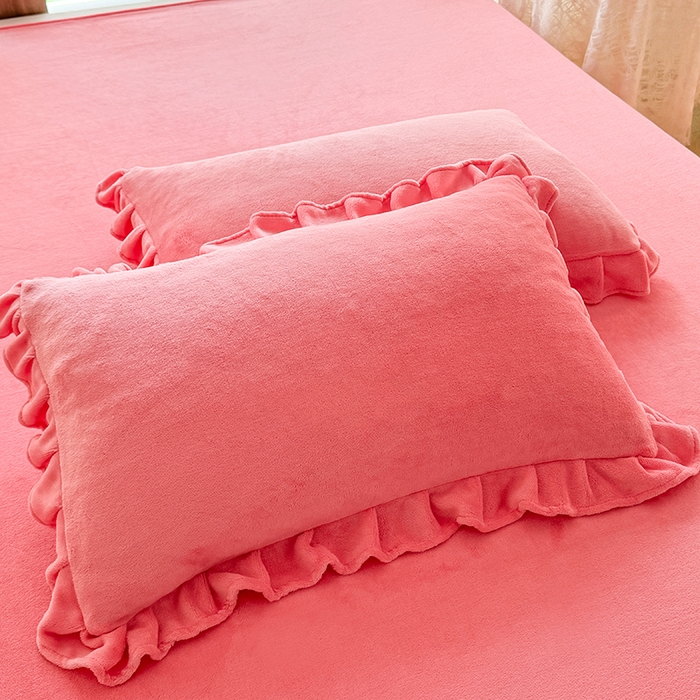 91家纺网 家纺一手货源 找家纺 优家居 2025秋冬高克重牛奶绒床裙纯色蕾丝边花边刺绣法式公主风床罩床盖 甜心粉