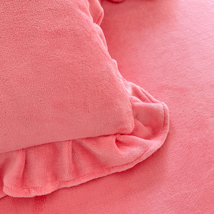 91家纺网 家纺一手货源 找家纺 优家居 2025秋冬高克重牛奶绒床裙纯色蕾丝边花边刺绣法式公主风床罩床盖 甜心粉