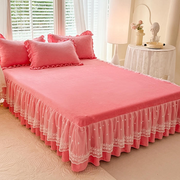 91家纺网 家纺一手货源 找家纺 优家居 2025秋冬高克重牛奶绒床裙纯色蕾丝边花边刺绣法式公主风床罩床盖 甜心粉