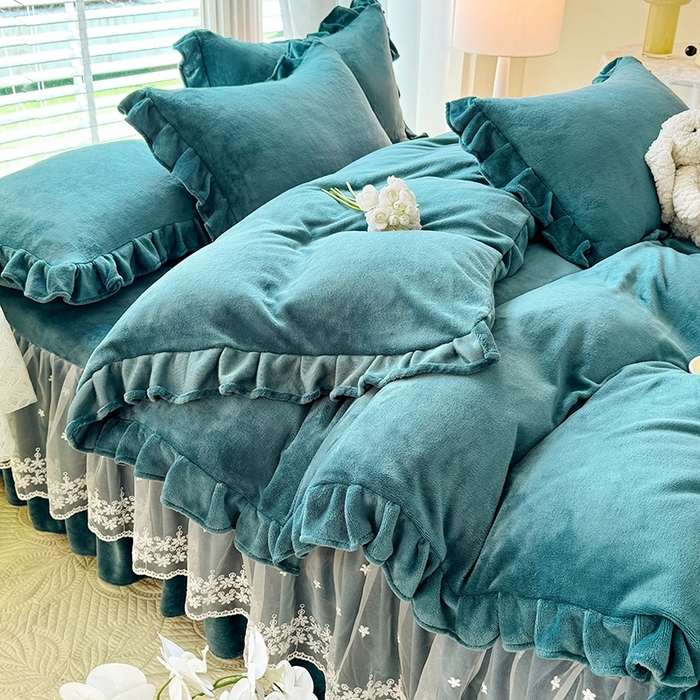 91家纺网 家纺一手货源 找家纺 优家居 2025秋冬高克重牛奶绒床裙款四件套纯色蕾丝边花边刺绣法式公主风床裙款被套 灰湖绿