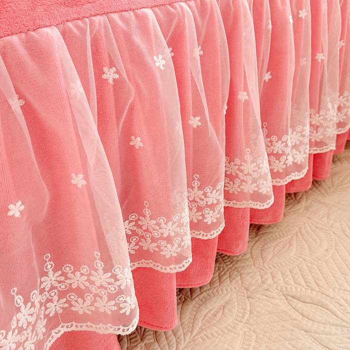 91家纺网 家纺一手货源 找家纺 优家居 2025秋冬高克重牛奶绒床裙纯色蕾丝边花边刺绣法式公主风床罩床盖 甜心粉