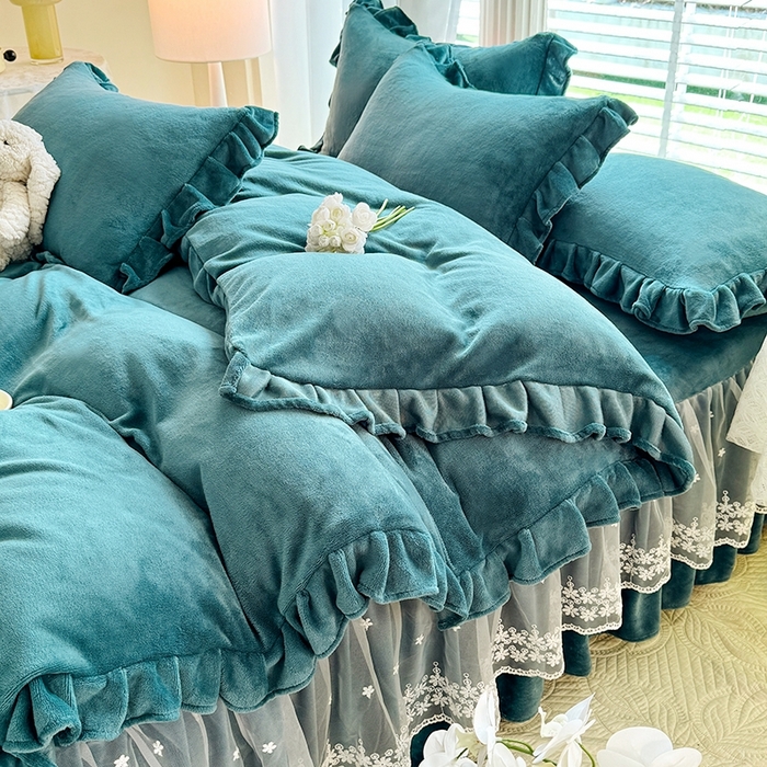 91家纺网 家纺一手货源 找家纺 优家居 2025秋冬高克重牛奶绒床裙款四件套纯色蕾丝边花边刺绣法式公主风床裙款被套 灰湖绿