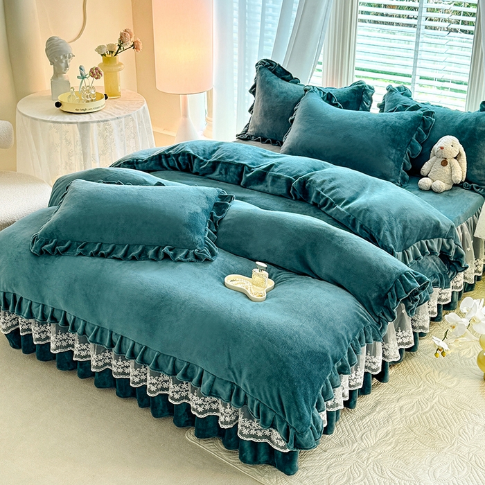 91家纺网 家纺一手货源 找家纺 优家居 2025秋冬高克重牛奶绒床裙款四件套纯色蕾丝边花边刺绣法式公主风床裙款被套 灰湖绿