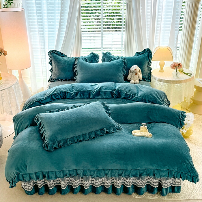 91家纺网 家纺一手货源 找家纺 优家居 2025秋冬高克重牛奶绒床裙款四件套纯色蕾丝边花边刺绣法式公主风床裙款被套 灰湖绿